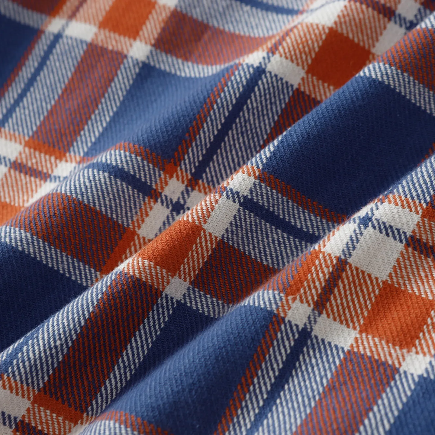 🅿️380 ch|24fw Crow Heart New Striped Plaid Splicing Silver Button Cardigan Shirt Process description: The fabric is made of custom-woven and custom-dyed wool blended fabric. The fabric contains wool components and has a very good texture. All the plaids are counter-position stitching. Every size and every plaid splicing is counter-position. It not only consumes fabric but also takes time. The details are very delicate. The sleeve logo printing uses special pulping. The characteristic of the printing process is the use of high-performance glue for printing, which creates a sense of layering on the printed pattern. The accessories of the new yb mold are used. Buttons and pocket silver jewelry are custom-developed using silver-plated foti materials. The cuffs are made with buttons and snaps that are consistent with yb and are designed with loose fit. The oversized version is truly restored. Color: blue/green/red. Size: S-XL.